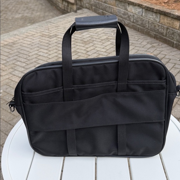 Vintage Black Messenger bag by Hartmann. Good used condition and ready to travel - Picture 3 of 9